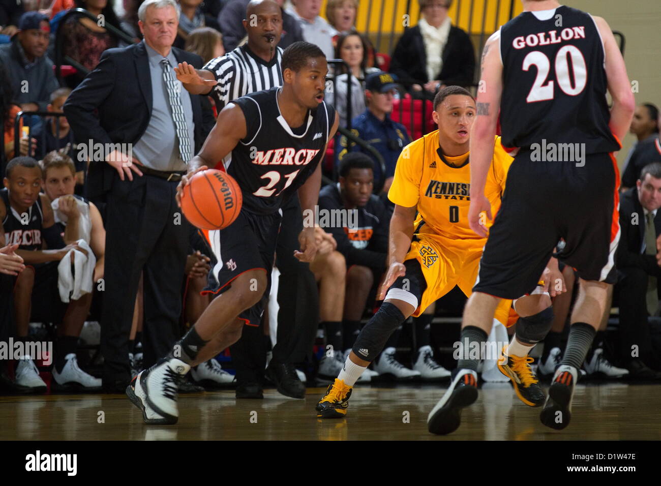 Myles Hamilton (0) difende Langston Hall (21) durante la Kennesaw stato vincere 83-75 sul rivale Mercer. L'amore 32 punti di vantaggio la sua squadra alla vittoria. Kennesaw, Georgia. Stati Uniti d'America. Il 5 gennaio 2013. NCAA Division I Atlantic Sun Conference uomini college basketball. Foto Stock