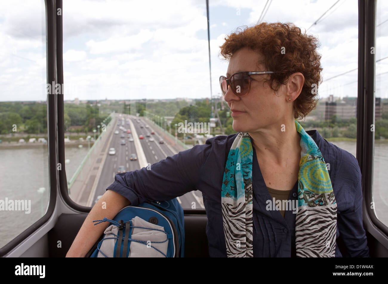 Il passeggero che attraversa il fiume Reno a Colonia con la funivia Foto Stock