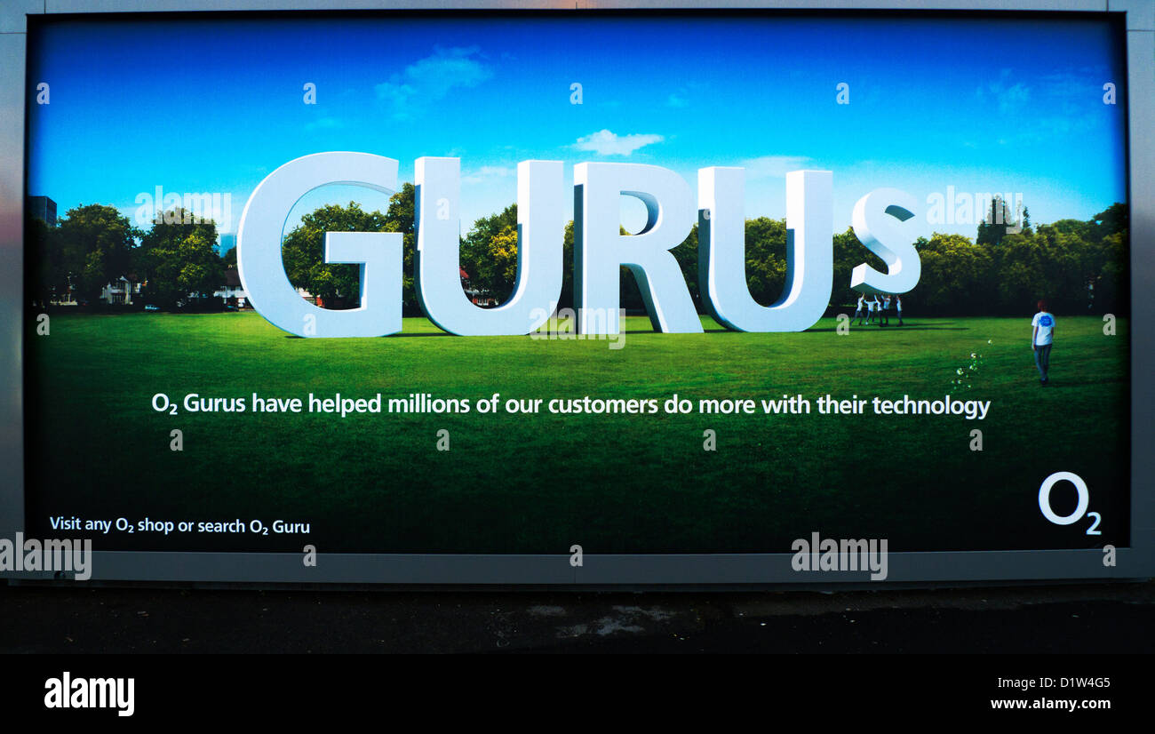 O2 Guru pubblicità per telefono cellulare assistenza su una stazione ferroviaria affissioni Galles Swansea Regno Unito Foto Stock