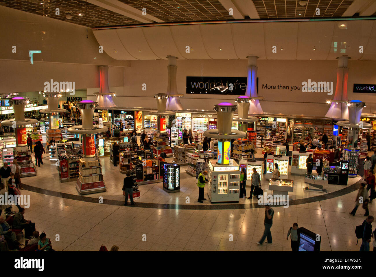 L' Aeroporto di Gatwick di Londra. Area commerciale Foto Stock