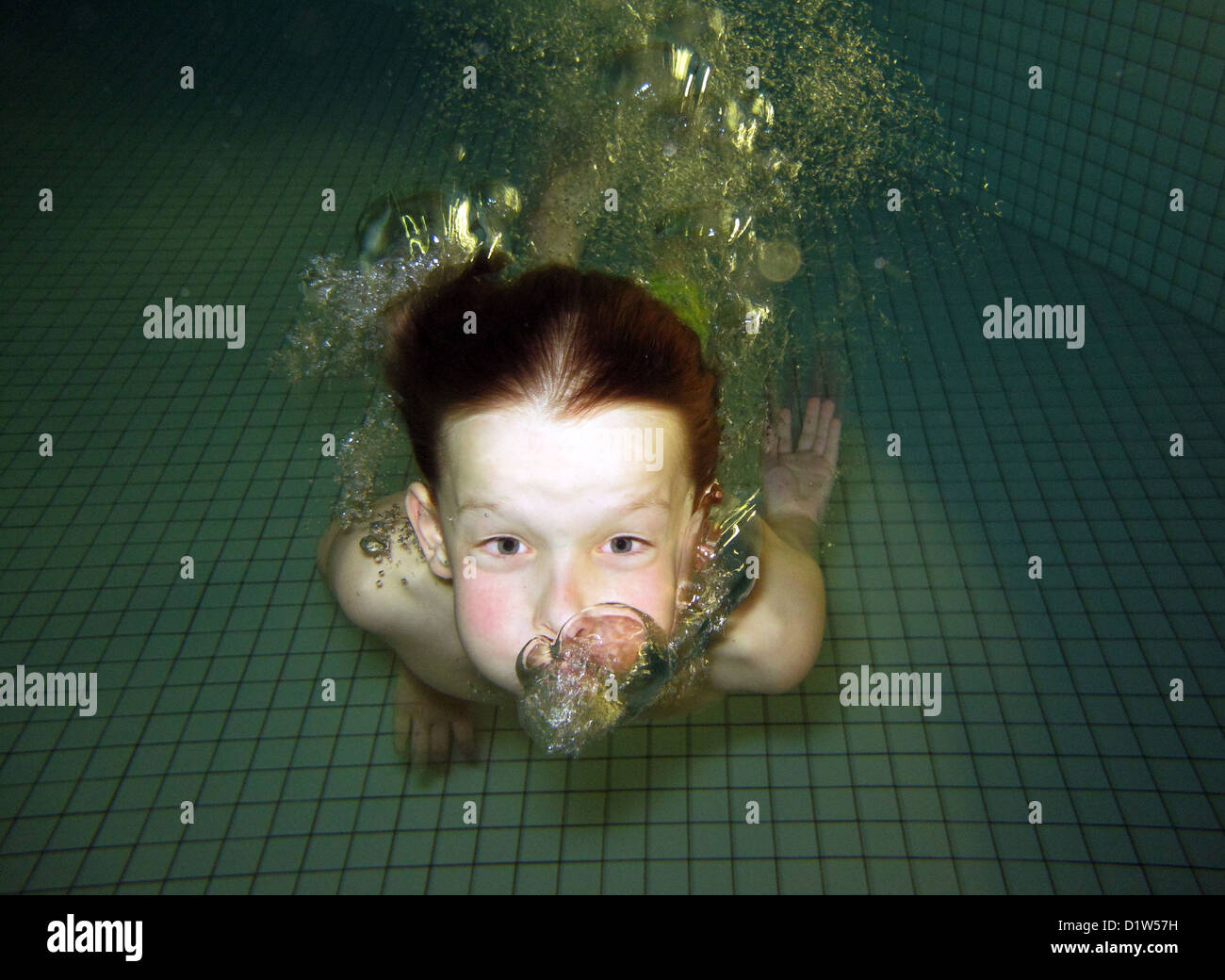 Waren, Germania, ragazzo in piscina di nuoto sott'acqua Foto Stock