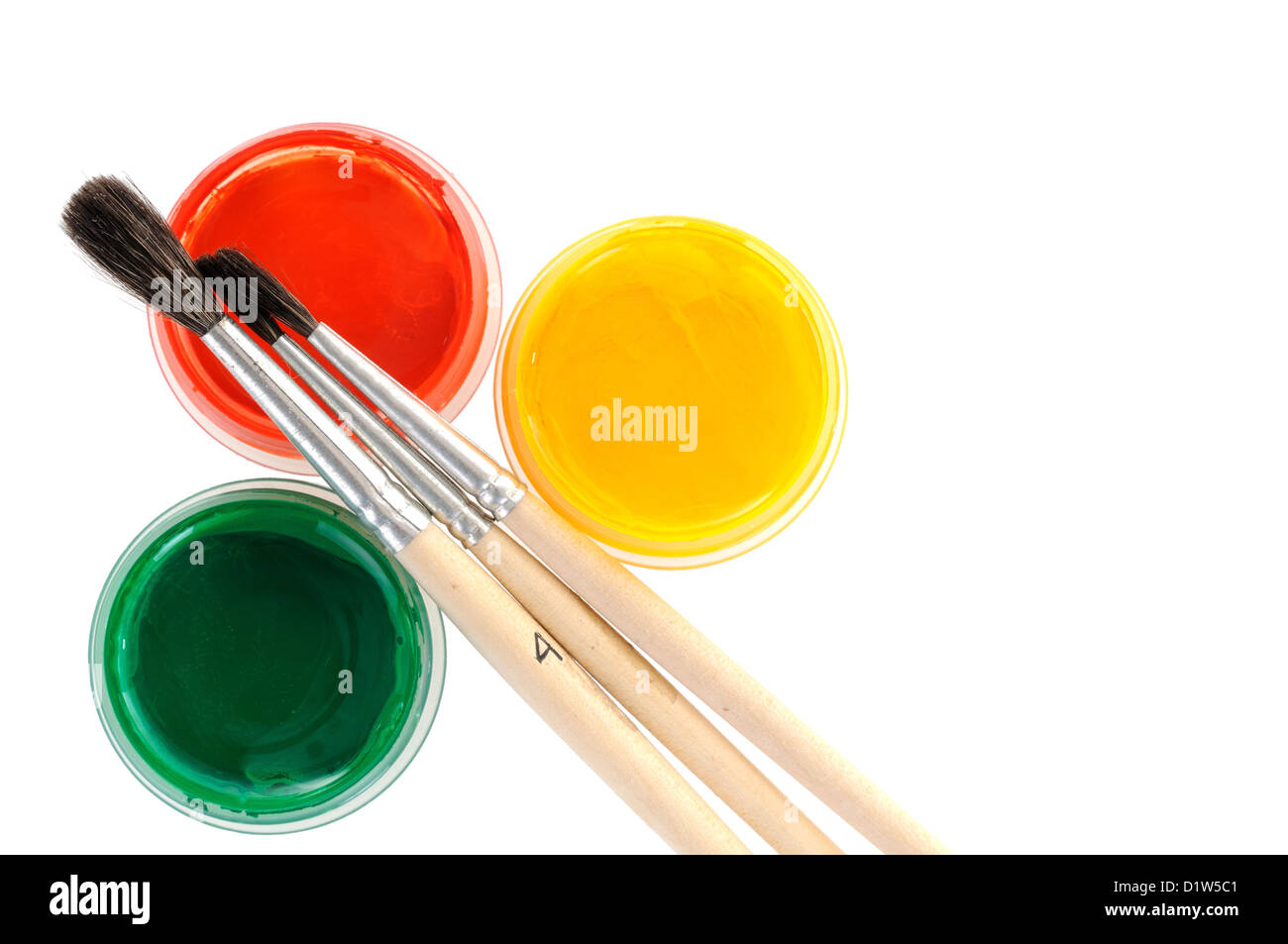 Il giallo, il rosso e il verde di vernici con pennelli per dipingere su sfondo bianco Foto Stock