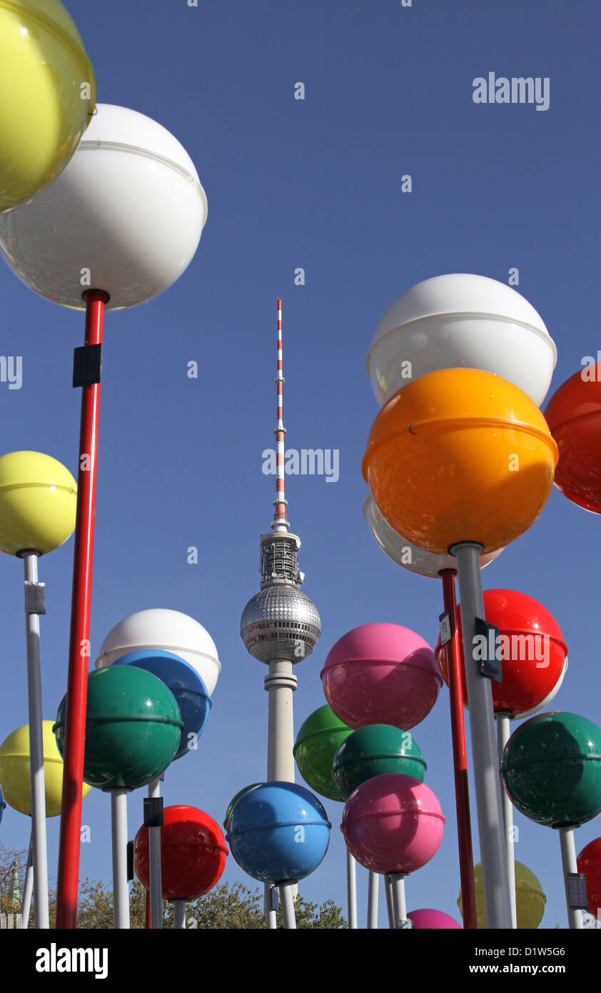 Berlino, Germania Berlino Torre della TV e colorata Stecknadelkoepfe open-air mostra-CITTÀ DELLA DIVERSITÀ-sulla Piazza del Palazzo Foto Stock