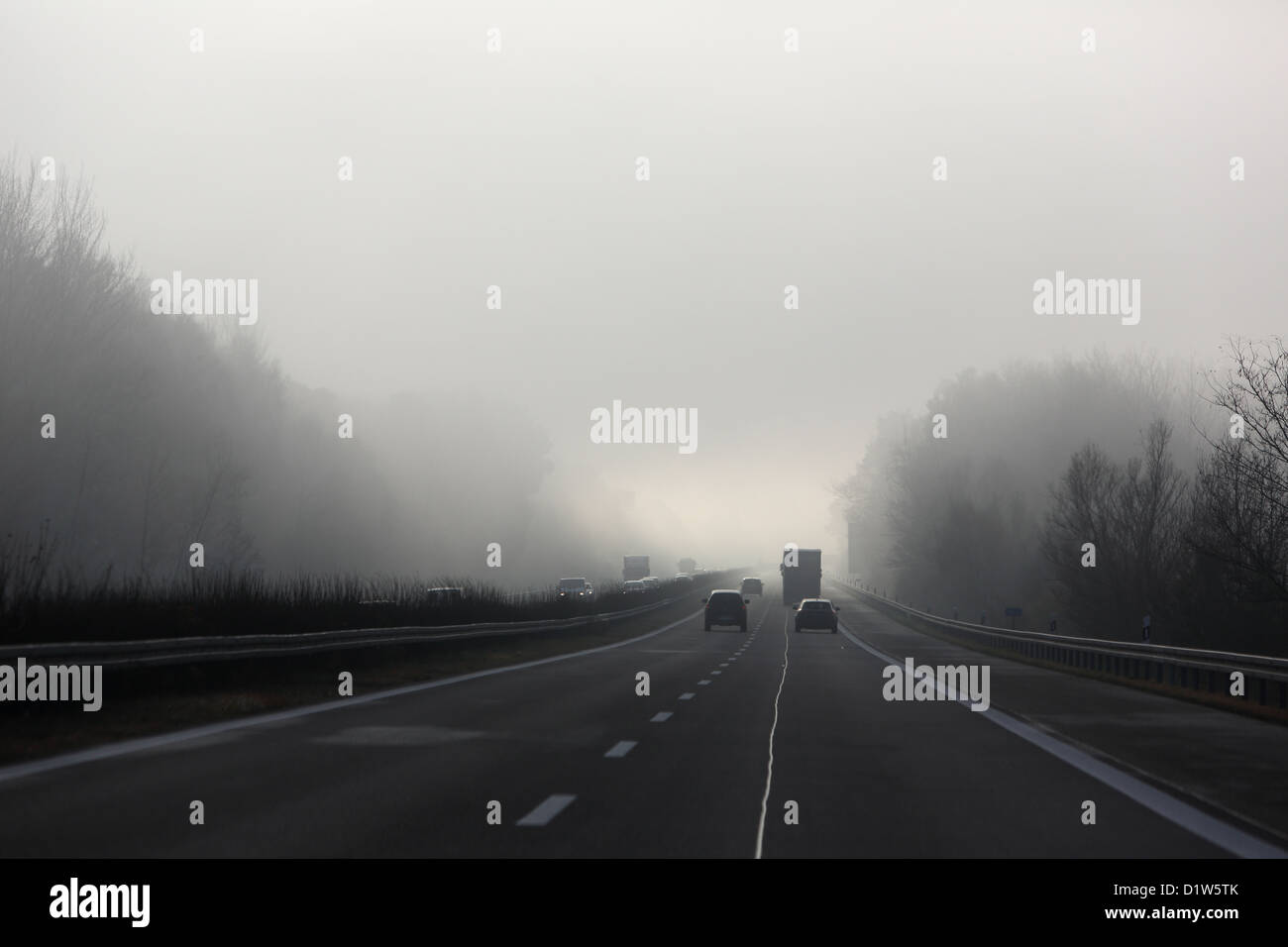 Calau, Germania, visione dovuta alla nebbia in autostrada Foto Stock