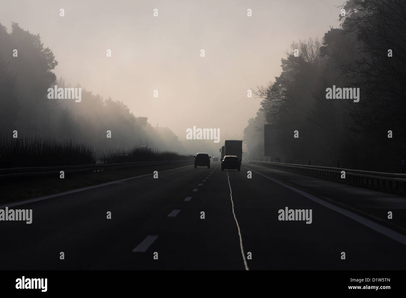 Calau, Germania, visione dovuta alla nebbia in autostrada Foto Stock