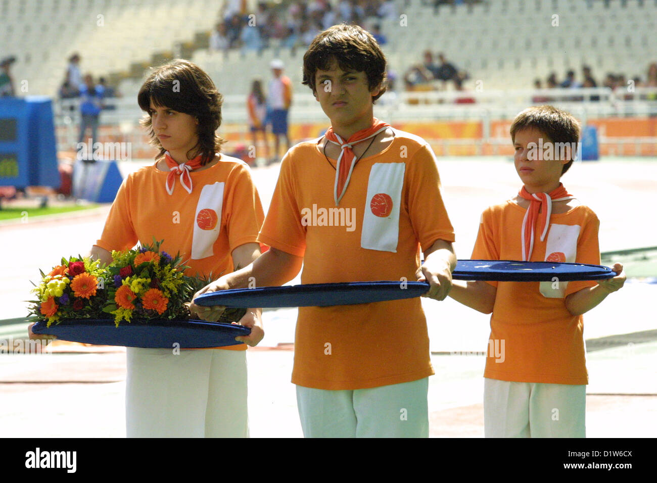 I bambini aiutano ad una premiazione, alle Paralimpiadi di Atene, 2004 Foto Stock