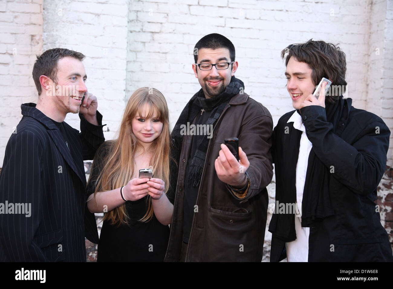 Un gruppo di amici di adolescenti che hanno formato un heavy metal rock band, ingannare circa durante un foto-shoot Foto Stock