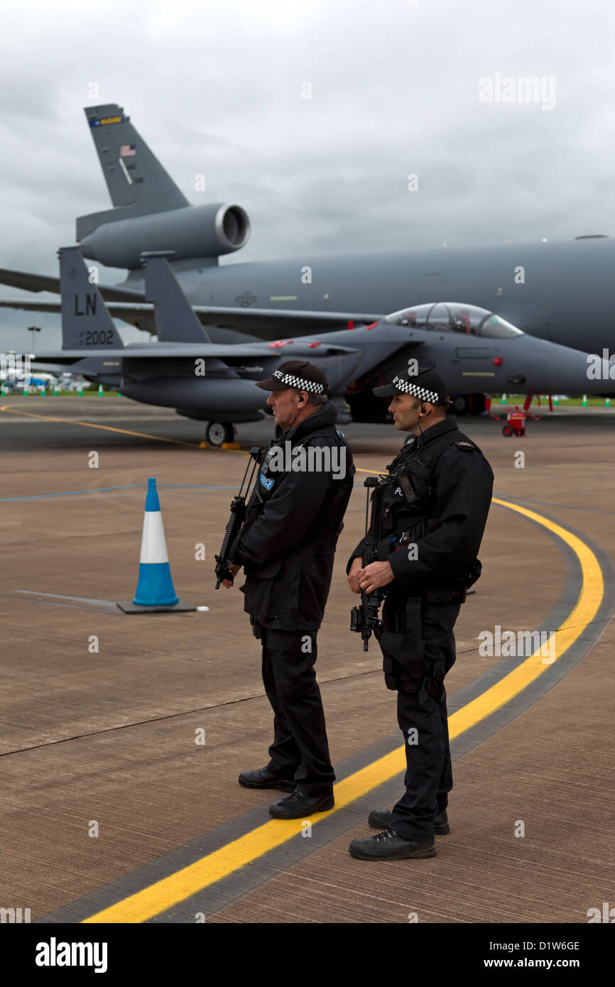 Due armate britanniche Ministero della Difesa (MOD) poliziotti presso il Royal International Air Tattoo a RAF Fairford nel Gloucestershire. Foto Stock