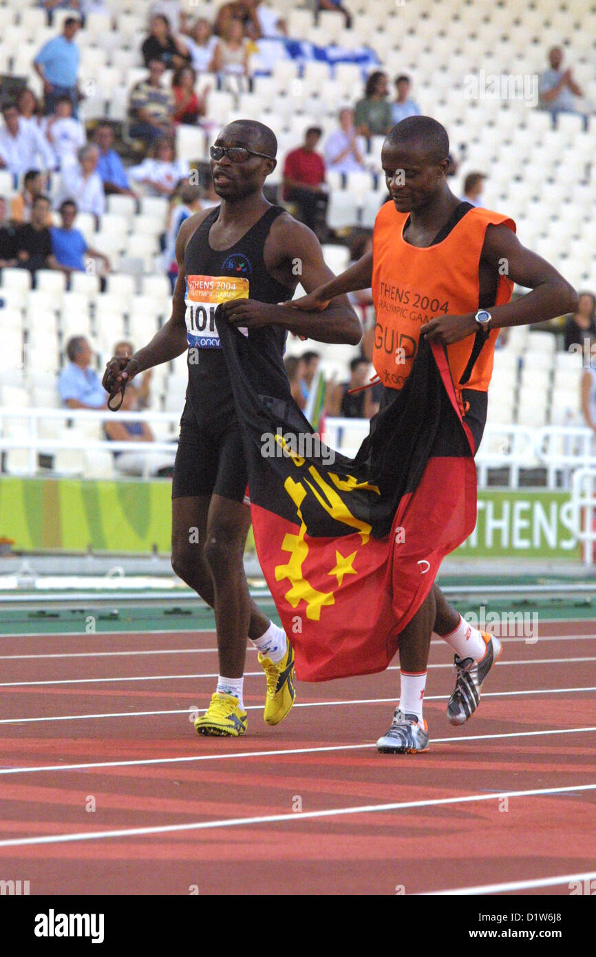 Runner cieca e la sua guida celebrare la vittoria alle Paralimpiadi di Atene, 2004 Foto Stock