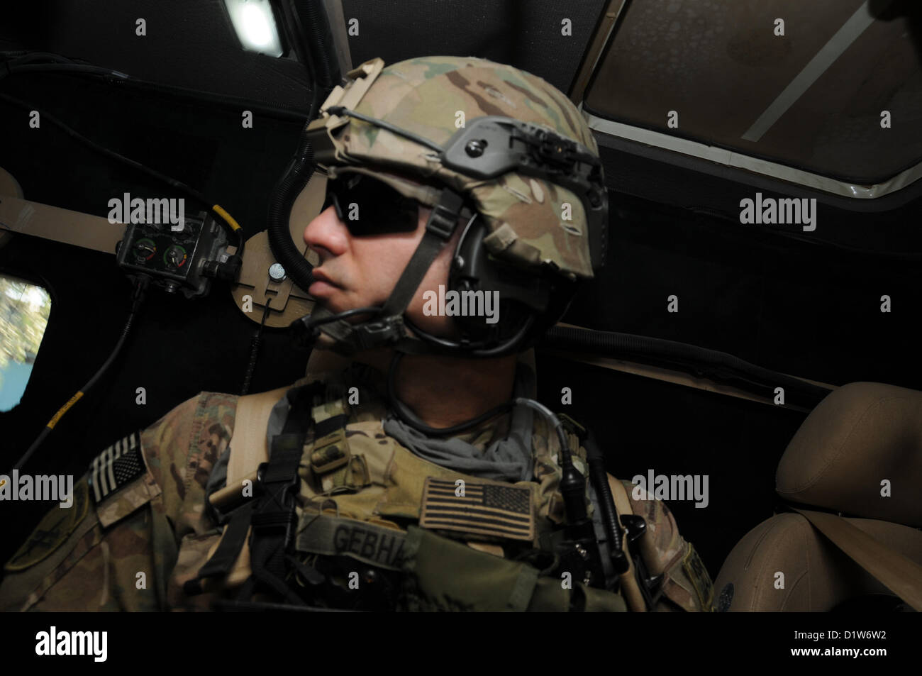 L'ufficiale degli affari civili dell'esercito statunitense viaggia su un veicolo tattico per un incontro a Farah, Afghanistan, come parte della missione del Provincial Reconstruction Team (PRT) Farah per promuovere lo sviluppo economico e assistere i leader afghani. PRT Farah lavora a stretto contatto con le autorità governative locali per aiutare a formare, consigliare e assistere a più livelli. Foto Stock