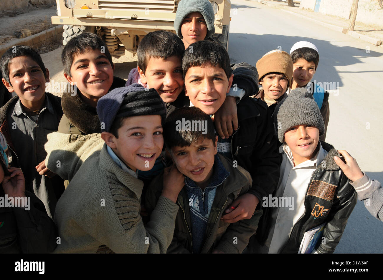 Ragazzi afghani avidamente sorriso per una foto al di fuori di un leader chiave di impegno nella città di Farah, gennaio 6. La riunione è stata tra il Provincial Reconstruction Team (PRT) Farah e il direttore provinciale di commercio e industria per discutere le iniziative in corso nella provincia per stimolare la crescita economica e lo sviluppo. PRT Farah ha la missione di treno, consigliare e assistere il governo afgano leader a livello comunale, distretto e i livelli provinciali nella provincia di Farah in Afghanistan. Il civile squadra militare è composta di membri dell'U.S. Navy, U.S. Esercito, U.S. Dipartimento di Stato degli Stati Uniti e gli Stati Uniti Agenzia per intern Foto Stock