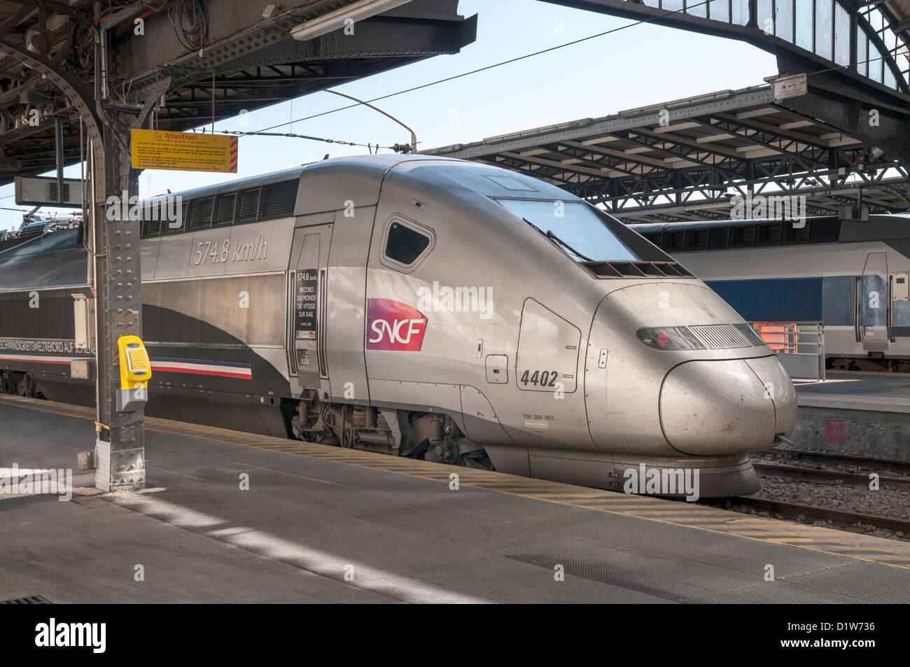 Il TGV POS di un treno ad alta velocità costruito da Alstom e azionato  dalla nazionale francese dell'azienda ferroviaria SNCF, seduta a Parigi, in  Francia, in Europa Foto stock - Alamy