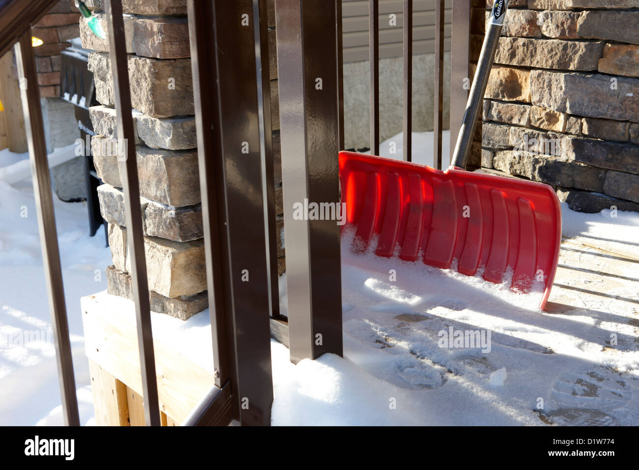 Pala da neve sotto il portico di una casa suburbana a Saskatoon Saskatchewan Canada Foto Stock