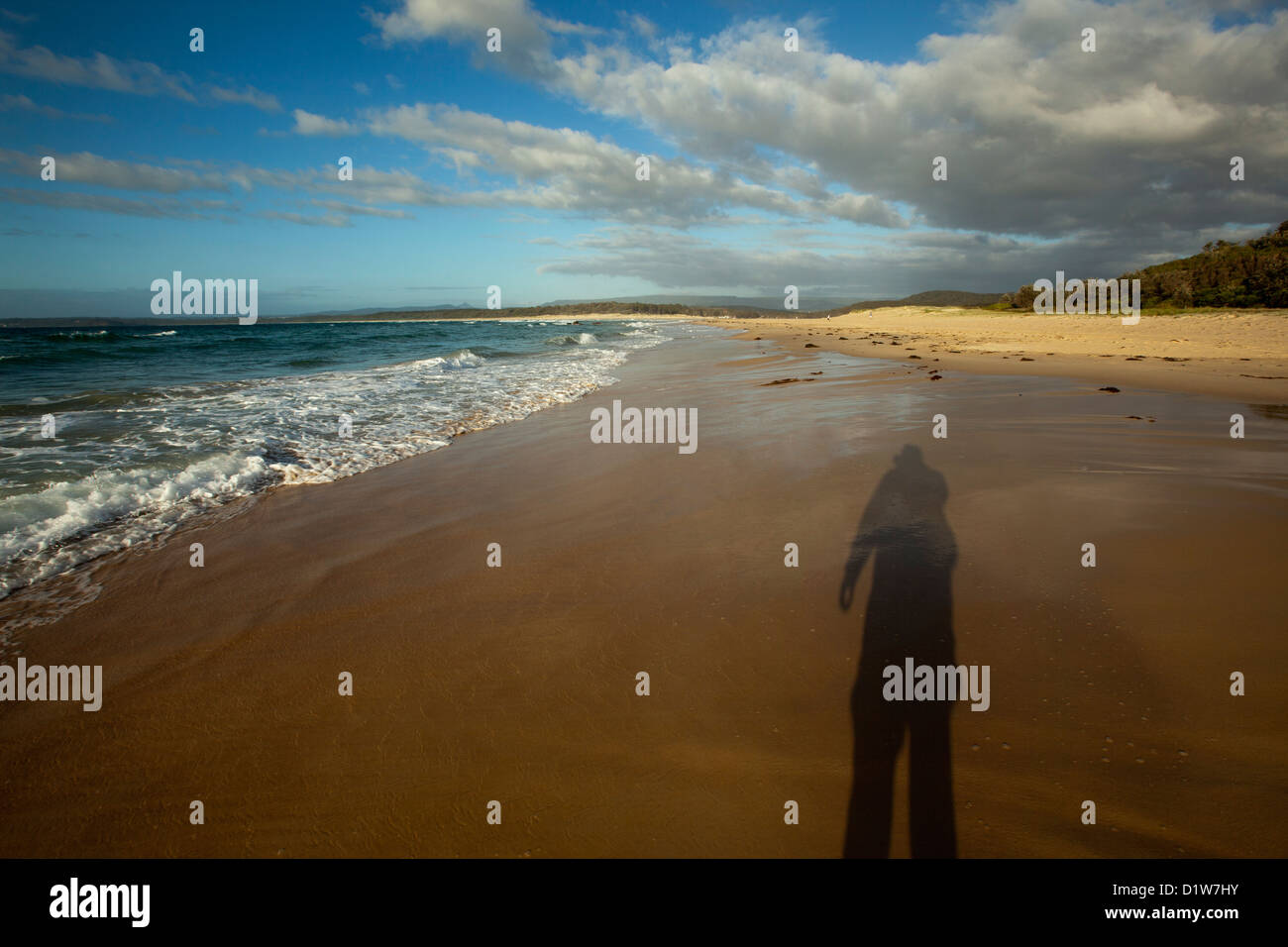 Spiaggia il camminatore di ombra all alba Manyana Beach, vicino al lago di Conjola. Foto Stock