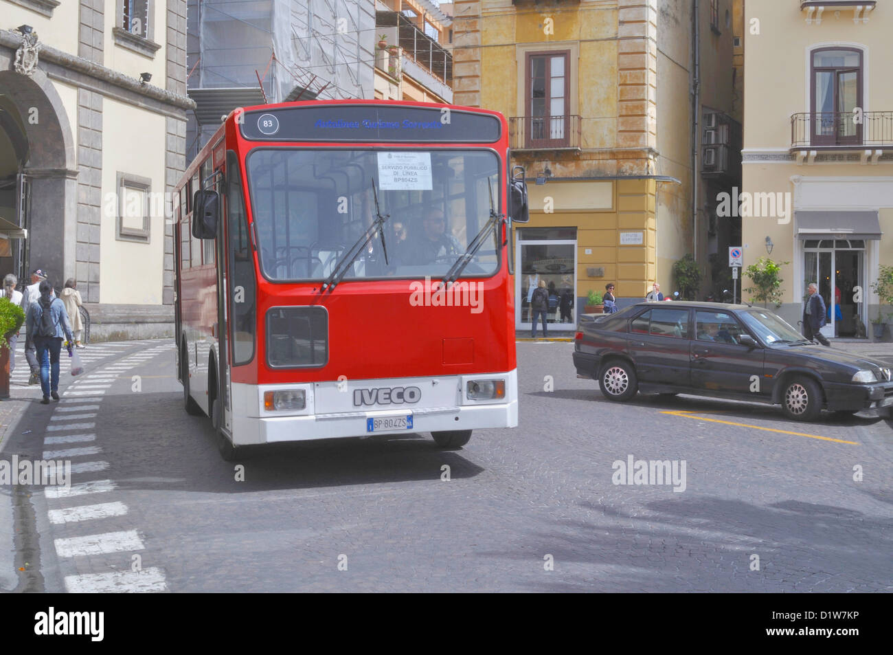 Un servizio di autobus locale passa attraverso le strade di Sorrento, Italia Foto Stock