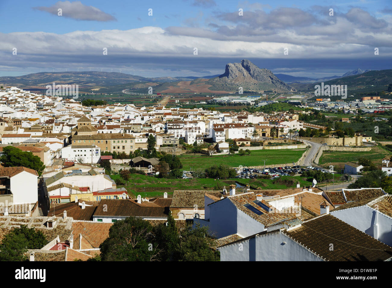 Spagna, Andalusia - Antequera. Vista verso la Peña de los Enamorados montagna. Foto Stock