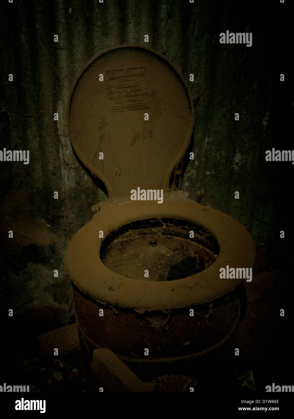 Vecchio Gabinetto coperti di polvere e di ragnatele nel buio fuori casa Foto Stock