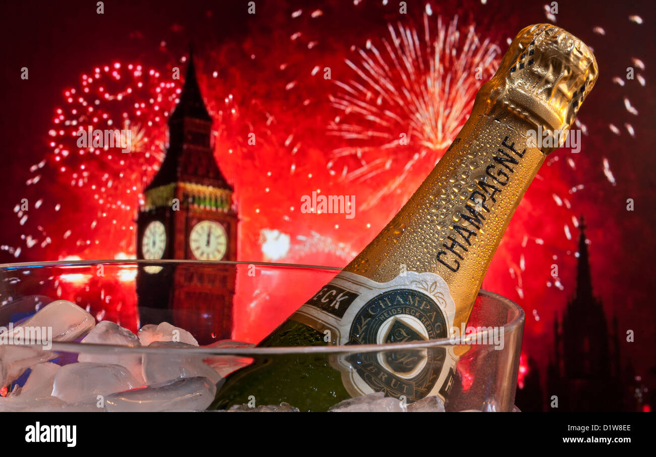 Champagne Big Ben London wine cooler a mezzanotte con la grande celebrazione festa di Capodanno venue vedere i fuochi d'artificio Westminster London Regno Unito Foto Stock