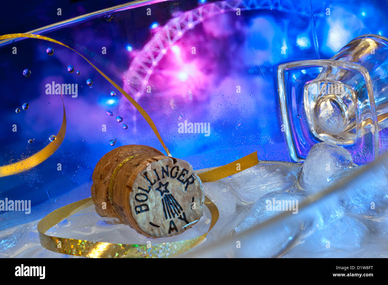 Bollinger Champagne galleggiante sul ghiaccio in wine cooler con oro streamers London Eye e fuochi d'artificio celebrazioni dietro Foto Stock