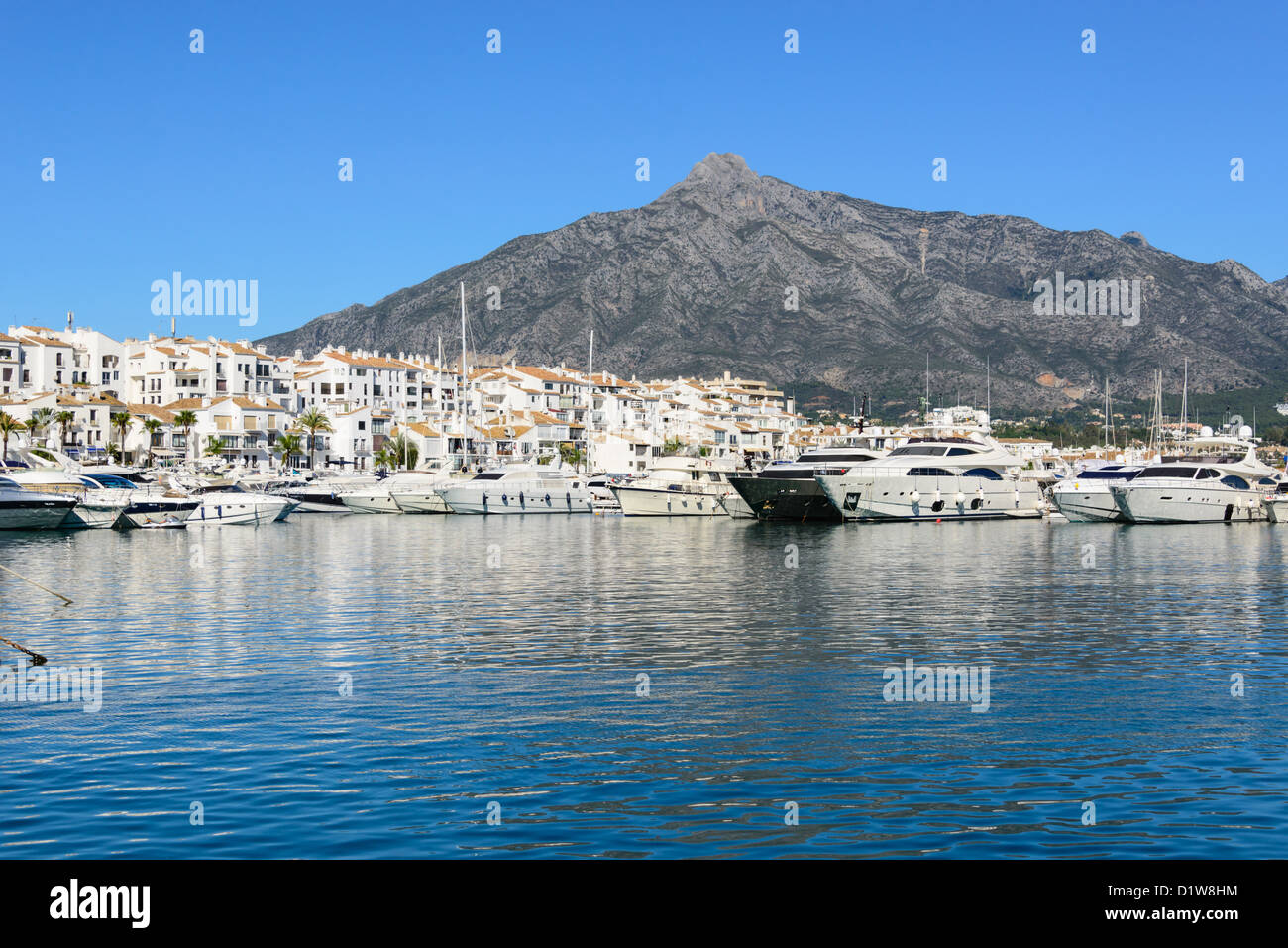Spagna, Andalusia - Puerto Banus a Marbella, Costa del Sol. Porto degli Yacht. Con la montagna di Marbella. Foto Stock