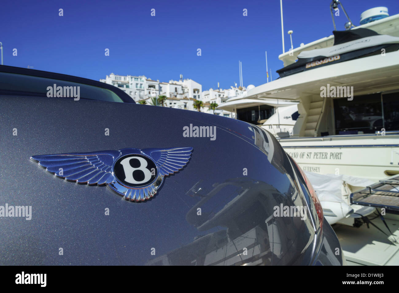 Spagna, Andalusia - Puerto Banus a Marbella, Costa del Sol. Porto degli Yacht. Bentley auto con yacht di lusso. Foto Stock