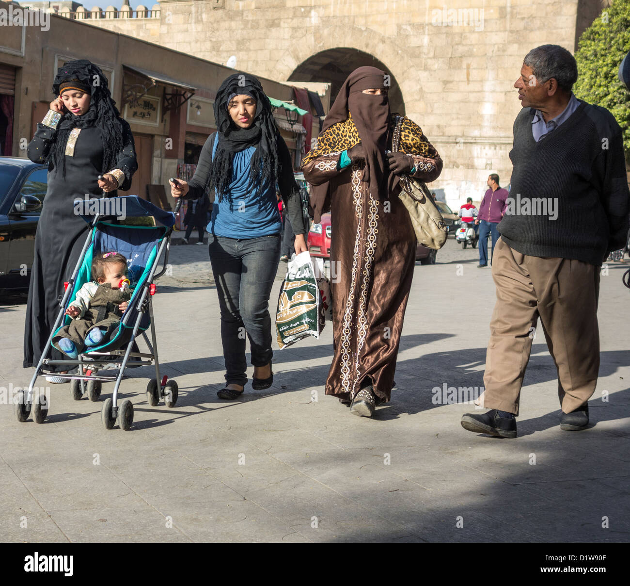 Famiglia con donne velate, il Cairo, Egitto Foto Stock
