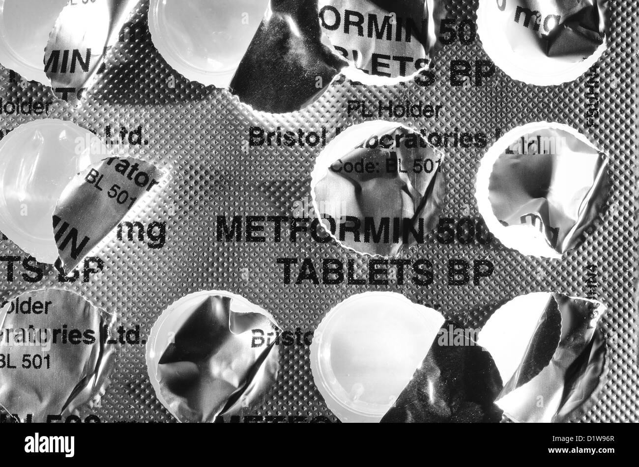 Utilizzato vuoto aperto blister medica pacchetti di metformina 500 mg compresse pillola quasi in bianco e nero in alluminio argentato per il diabete Foto Stock