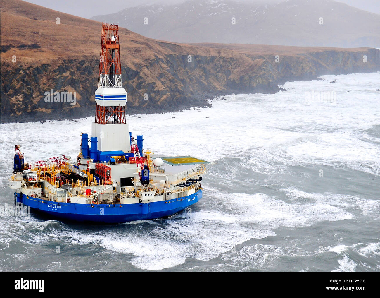 USCG oil drilling piattaforma artica Kodiak Kulluk MH-60 Jayhawk Alaska incidente per traino di emergenza energia di traino Sitkalidak Isola Royal Dutch Shell enviornmental dannoso ecologia tempesta invernale giorno all'aperto di noi USA America Coast Guard rescue spiaggiata onde di messa a terra si rigonfia orizzontale dell'antenna Foto Stock