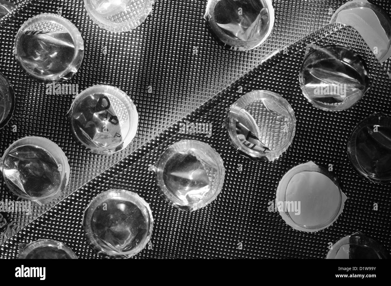 Utilizzato vuoto aperto blister medica pacchetti di metformina 500 mg compresse pillola quasi in bianco e nero in alluminio argentato per il diabete Foto Stock