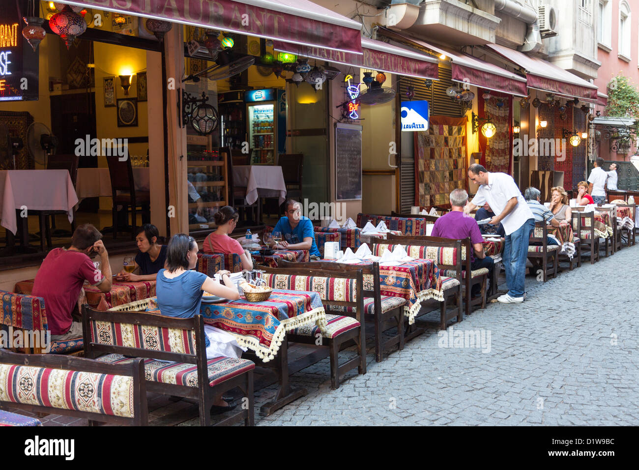 Patroni presso un ristorante all'aperto in street, Ibn Kemal Street, Istanbul Turchia Foto Stock