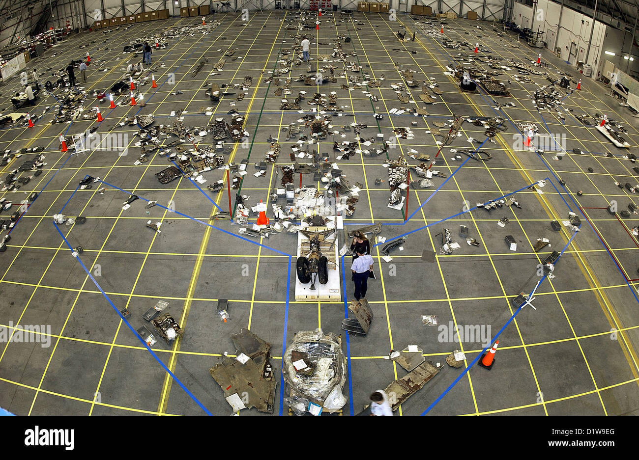 Space Shuttle Columbia disaster, la griglia sul pavimento del RLV Hangar come lavoratori portare in pezzi di Columbia di detriti Foto Stock