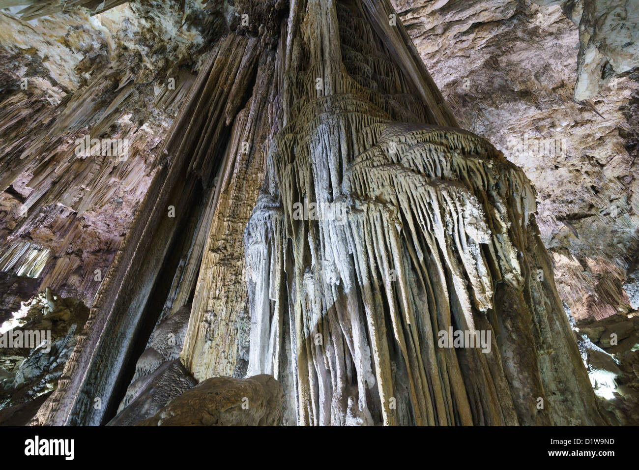 Spagna, Andalusia - Cuevas de Nerja, le grotte di Nerja. Gallerie illuminate di formazioni calcaree. Foto Stock