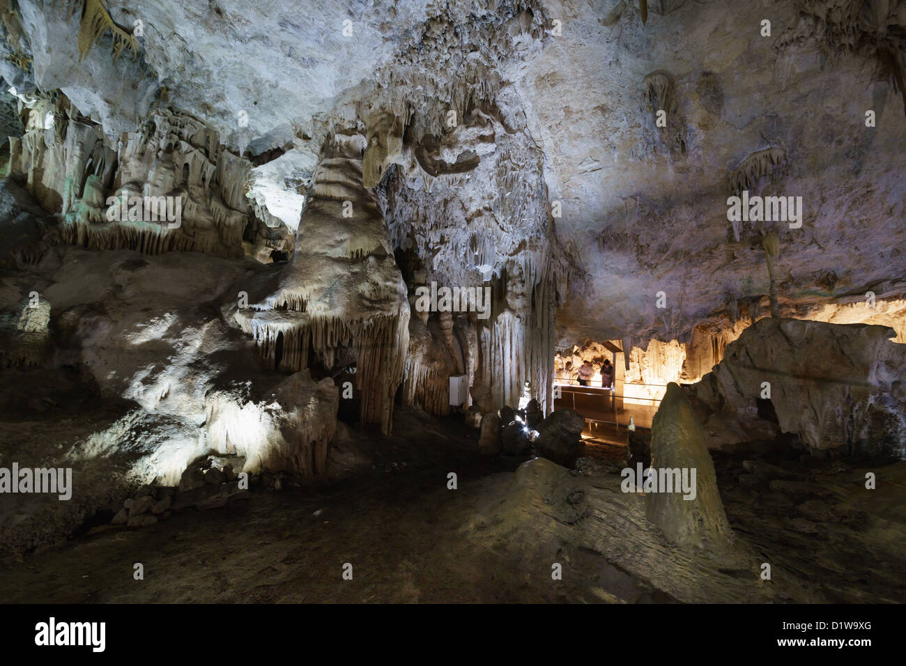 Spagna, Andalusia - Cuevas de Nerja, le grotte di Nerja. Gallerie illuminate di formazioni calcaree. Foto Stock