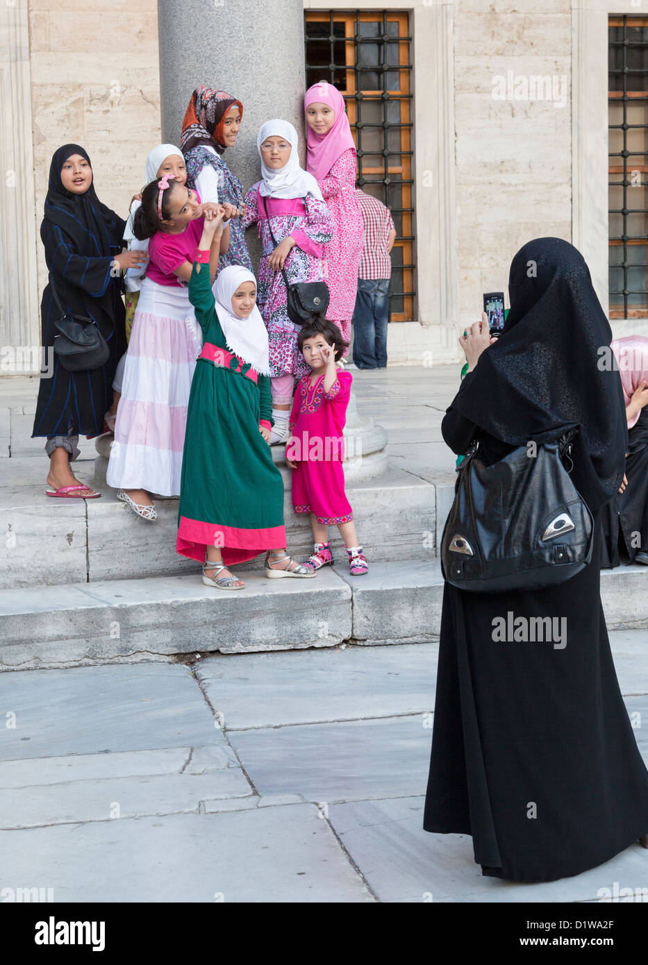 La famiglia musulmana che posano per una fotografia, Sultan Ahmet moschea, Istanbul, Turchia Foto Stock