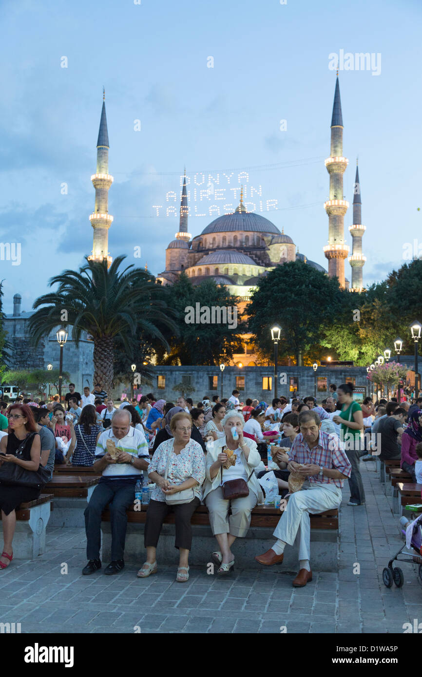 I musulmani durante il Ramadan picnic presso un parco al Sultan Ahmet district, Istanbul, Turchia Foto Stock