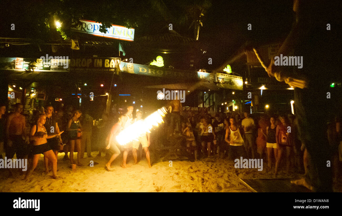 Completamente moon party in Koh Phangan di Thailandia. Fire giochi giocati da tutti i frequentatori di partito. Foto Stock