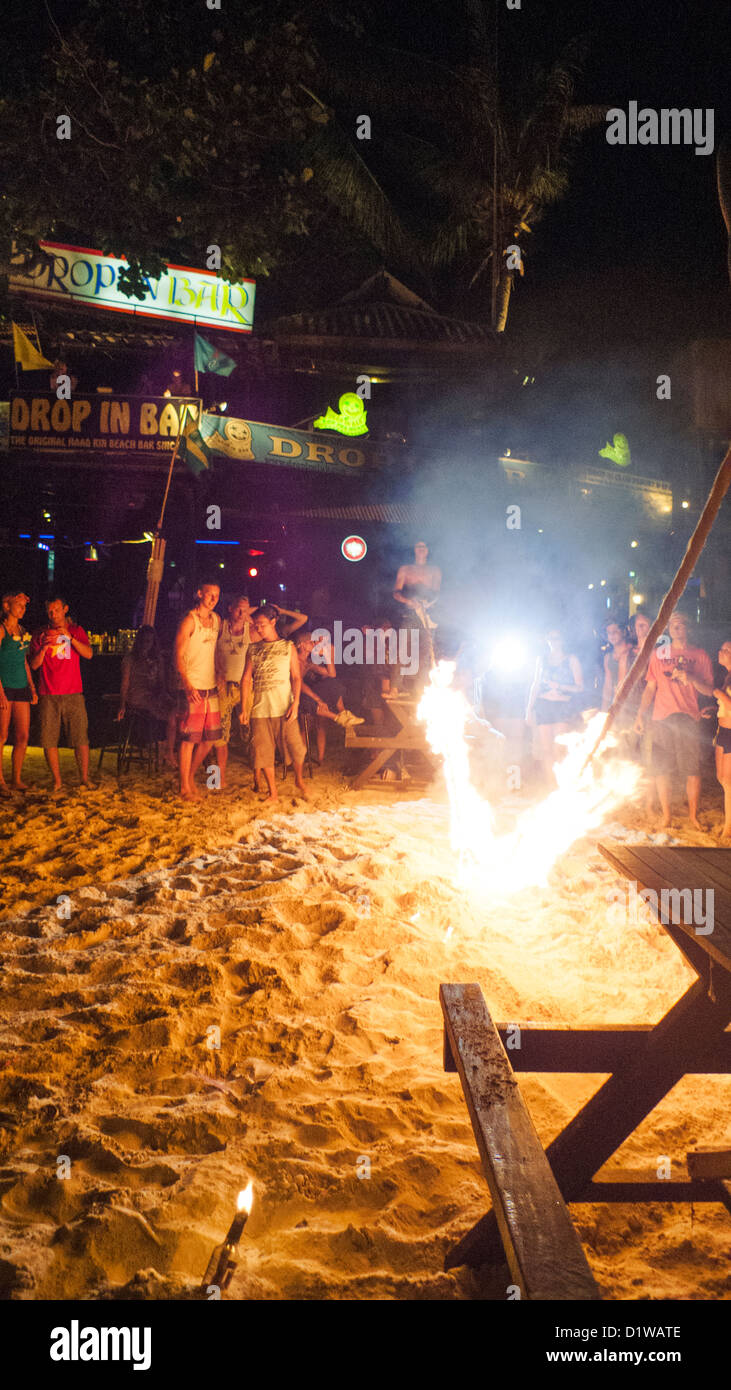 Completamente moon party in Koh Phangan di Thailandia. Fire giochi giocati da tutti i frequentatori di partito. Foto Stock