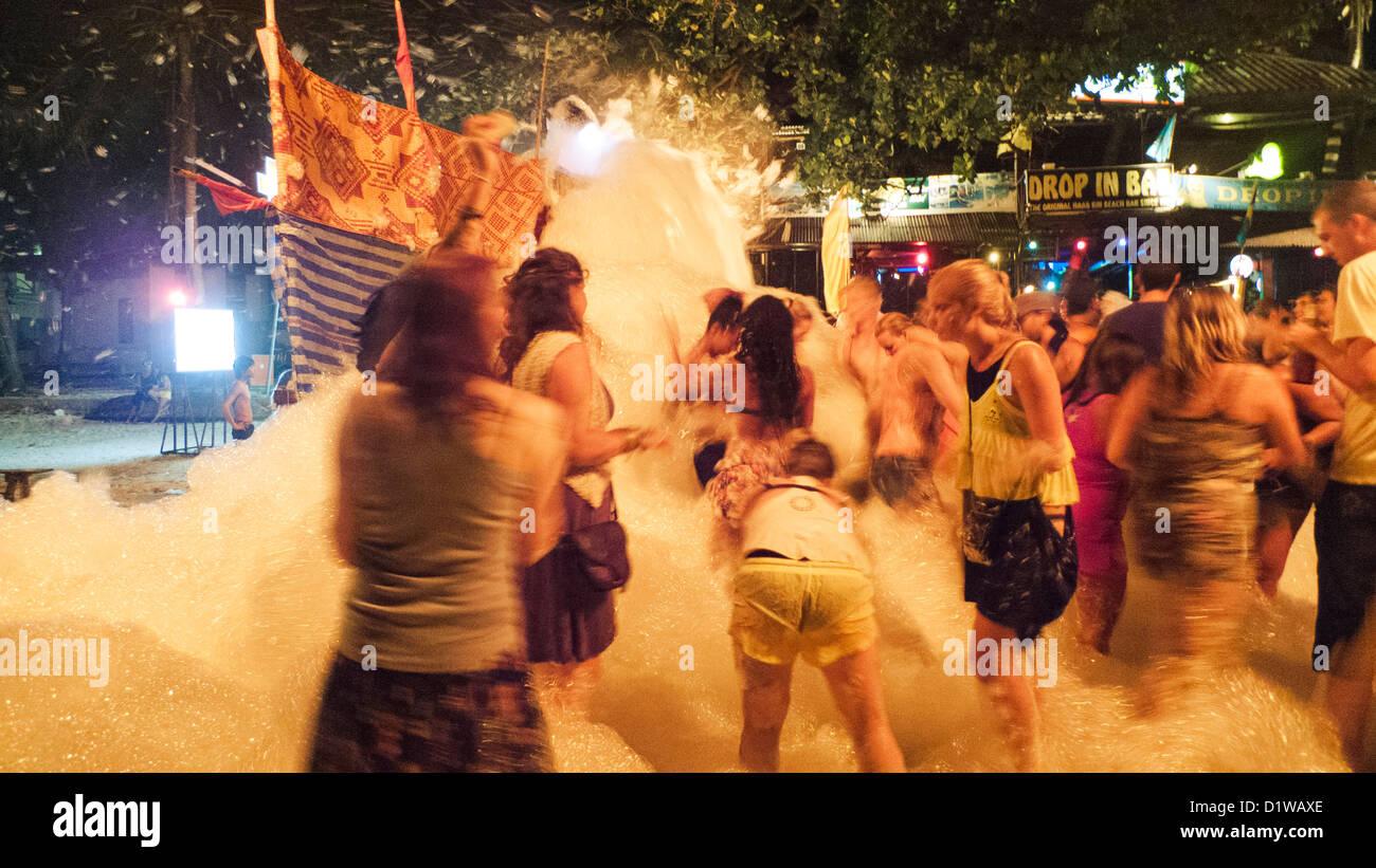 Full Moon Party in scena a Haad Rin della spiaggia di Koh Phangan, Thailandia. Schiuma vengono rilasciati per i frequentatori di partito. Foto Stock