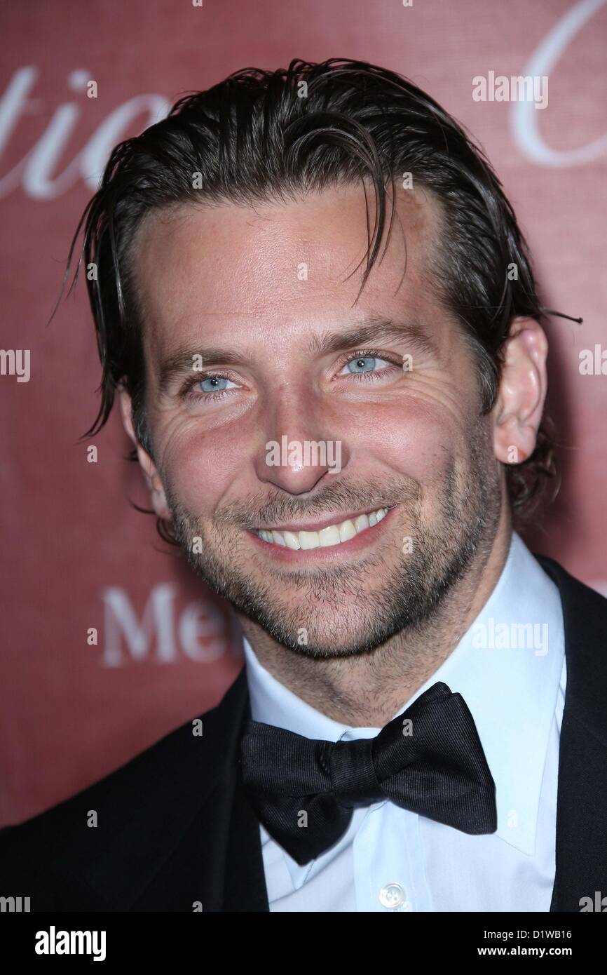 Jan 05, 2013 - Los Angeles, California, Stati Uniti d'America - Attore BRADLEY COOPER al 2013 Palm Springs Film Festival gala tenutosi presso il Palm Springs Convention Center. (Credito Immagine: © Jeff Frank/ZUMAPRESS.com) Foto Stock