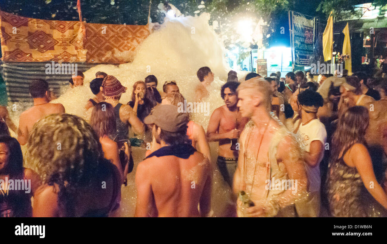 Full Moon Party in scena a Haad Rin della spiaggia di Koh Phangan, Thailandia. Schiuma vengono rilasciati per i frequentatori di partito. Foto Stock