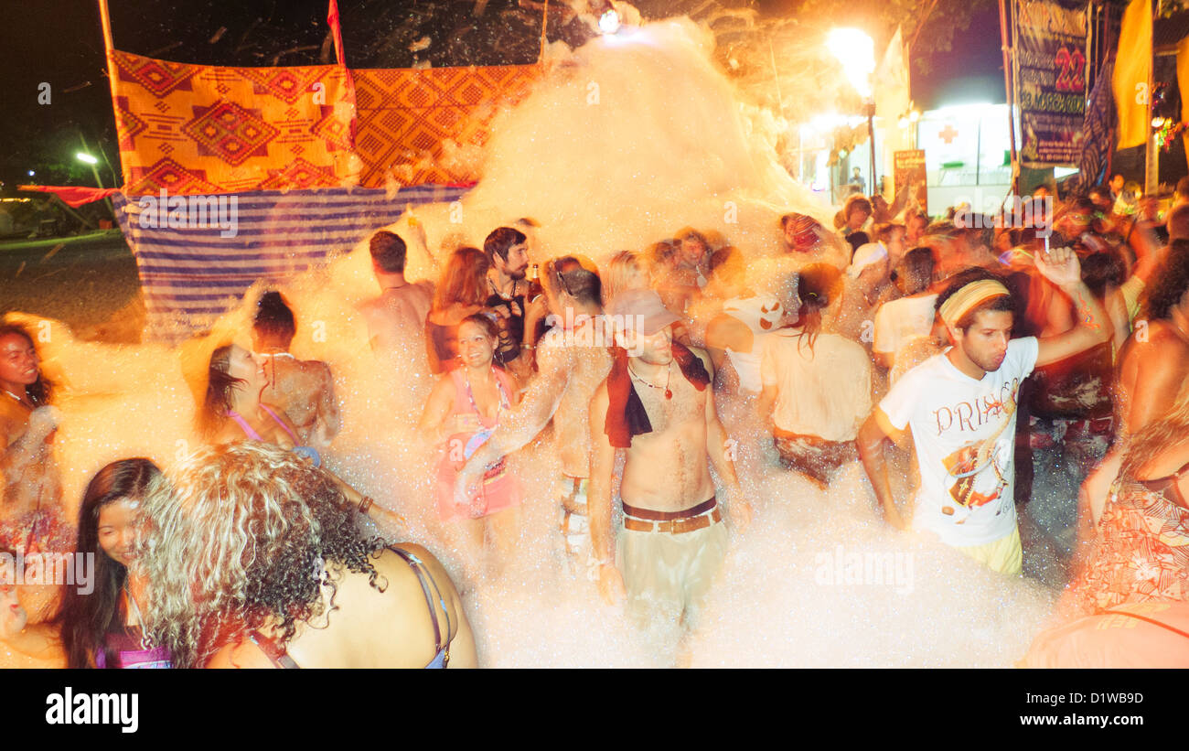 Full Moon Party in scena a Haad Rin della spiaggia di Koh Phangan, Thailandia. Schiuma vengono rilasciati per i frequentatori di partito. Foto Stock