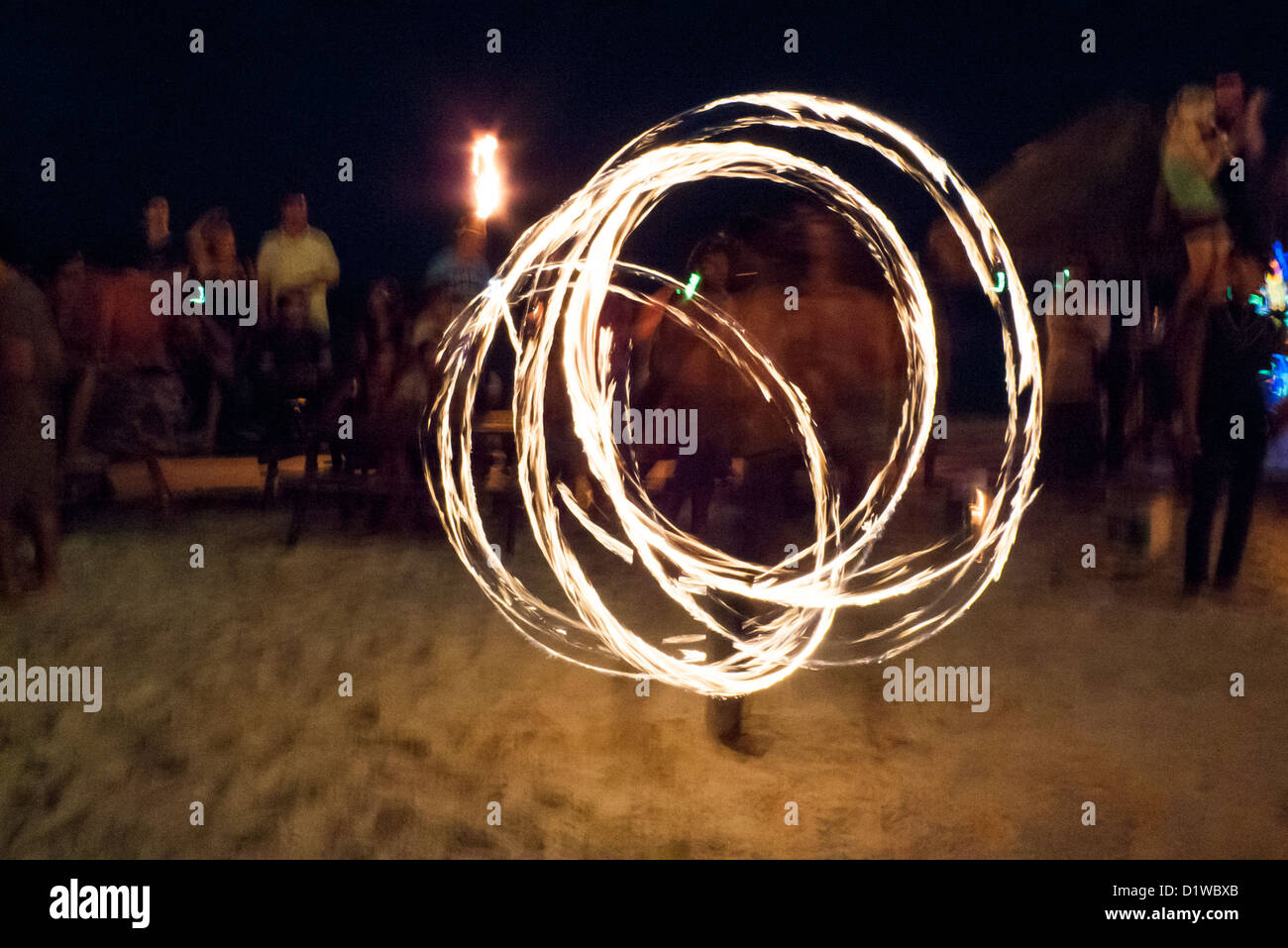 Il fuoco dei ballerini di Full Moon Party in Haad Rin di Koh Phangan, Thailandia. Foto Stock