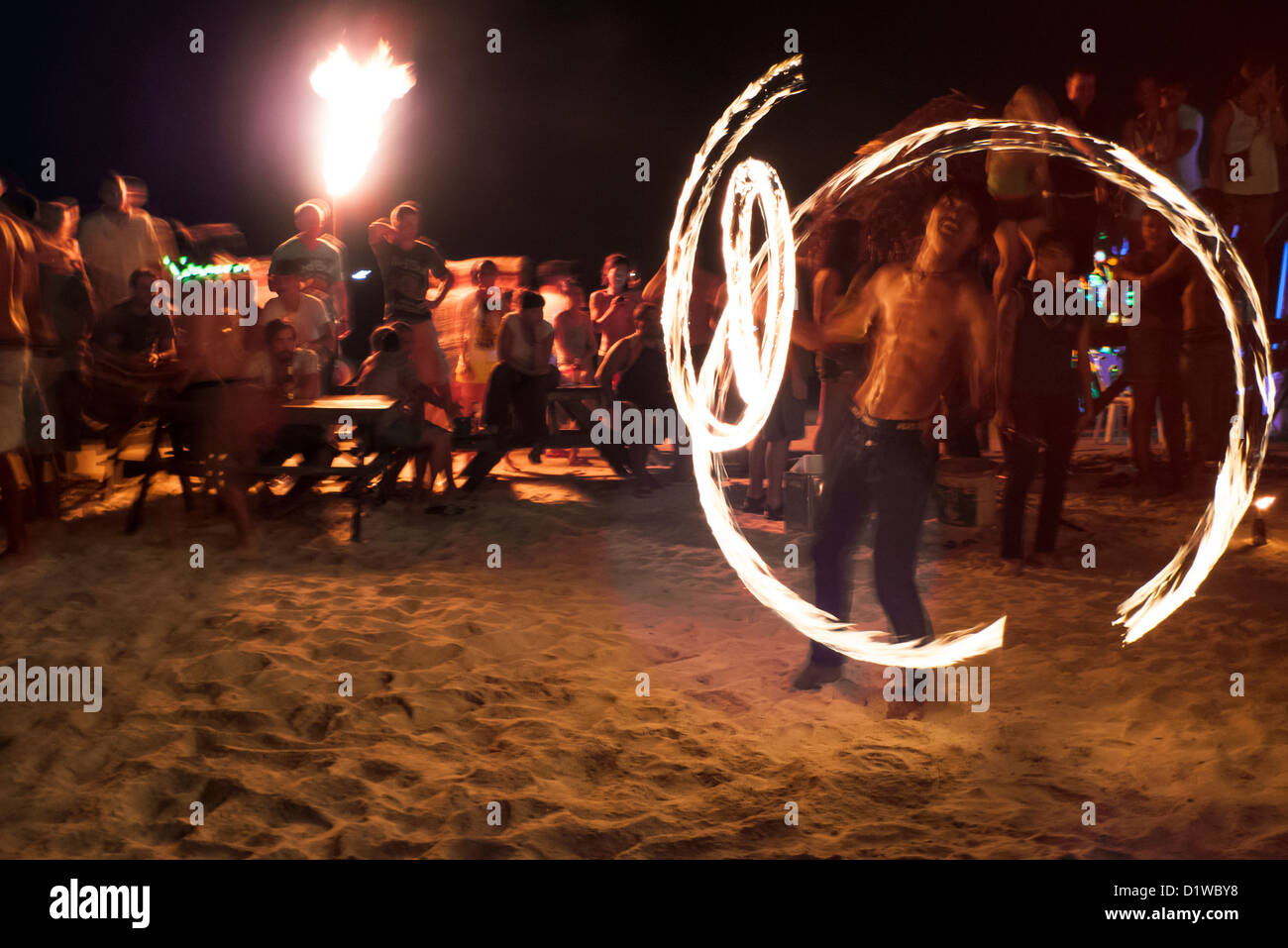 Il fuoco dei ballerini di Full Moon Party in Haad Rin di Koh Phangan, Thailandia. Foto Stock