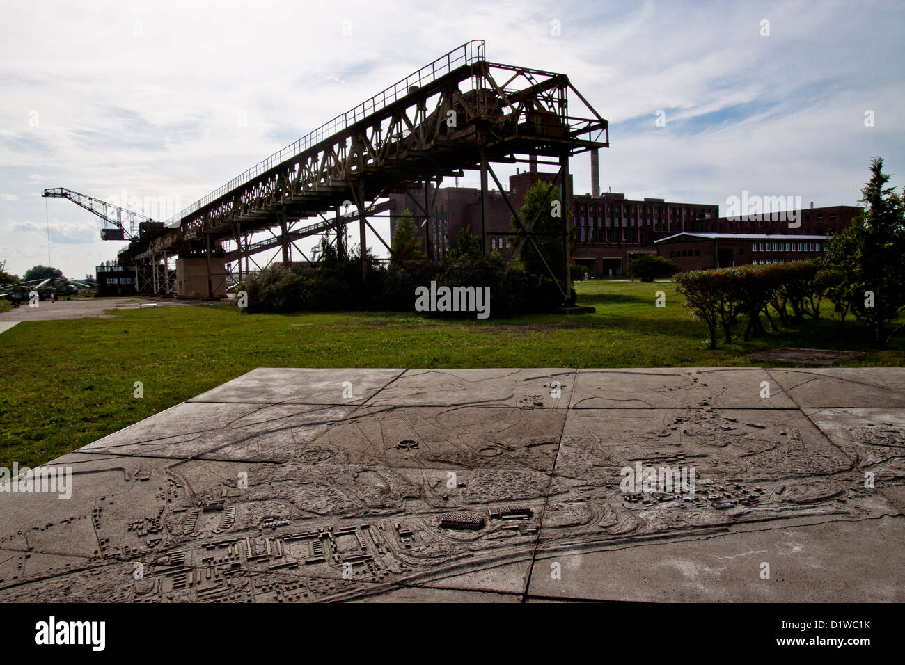 V2 stabilimento edifici mappa e gru, Peenemunde, Usedom, Germania Foto Stock