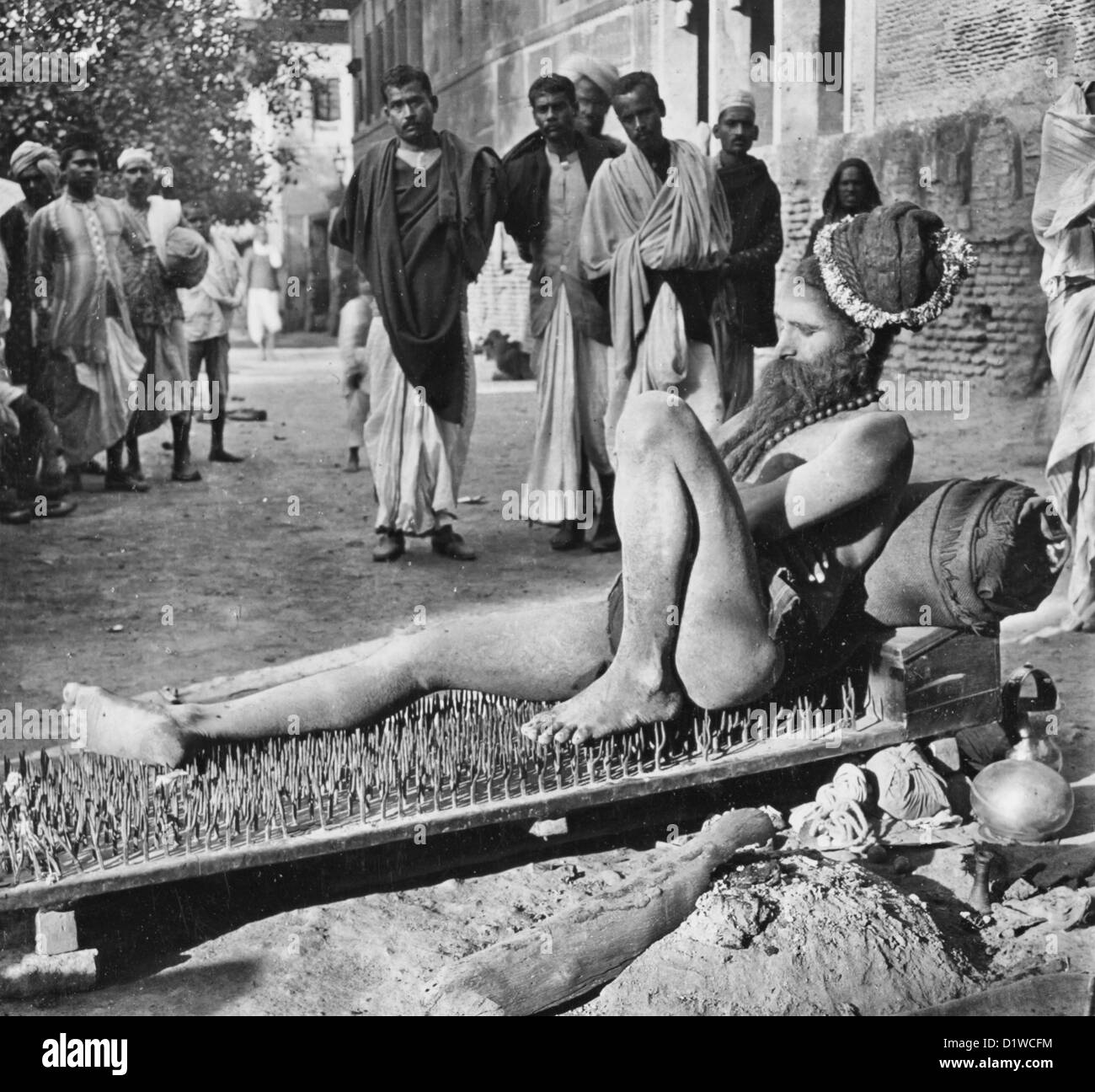 Fakir sul suo letto di chiodi - la maggior parte delle prestazioni spettacolari di un fanatico religioso, India, circa 1907 Foto Stock