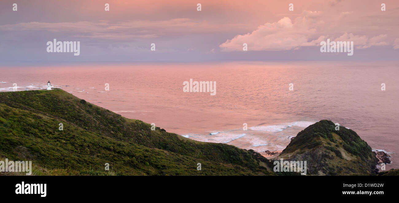Mar Rosso durante il tramonto sul Cape Reinga, NZ Foto Stock