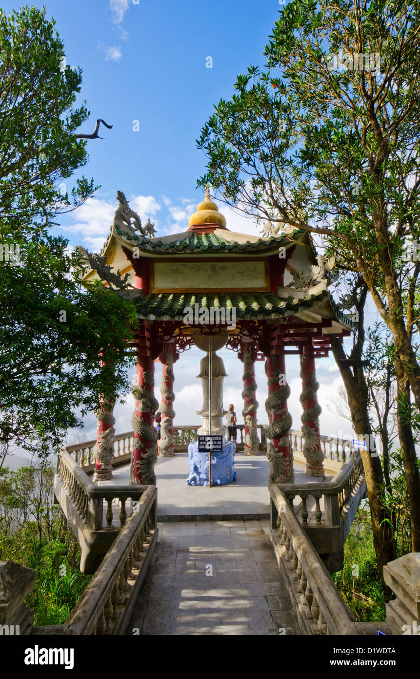 Santuario buddista sulla montagna, Ba Na colline, Da Nang, Vietnam Foto Stock