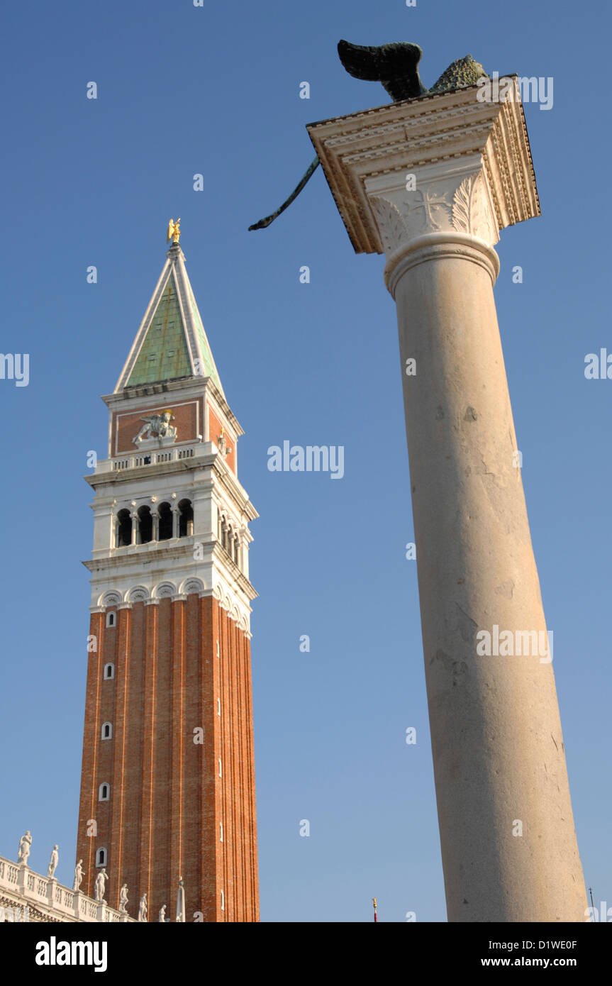 Campanile di San Marco e il leone alato, Venezia, Italia Foto Stock