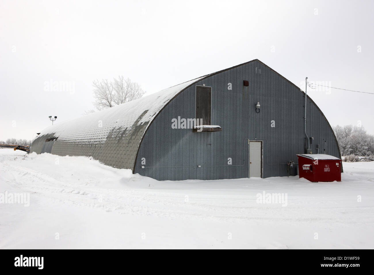 Moderna capanna quonset utilizzata come storage dimenticare in Saskatchewan in Canada Foto Stock