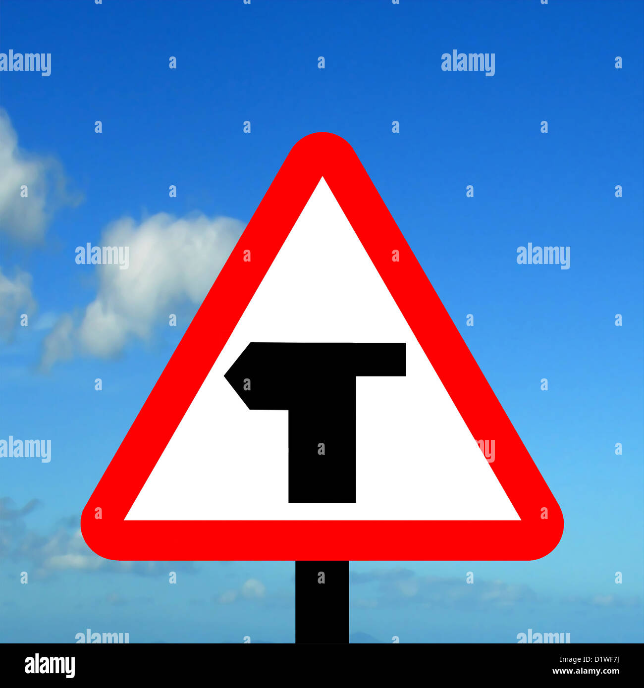 Giunzione a T con priorità rispetto ai veicoli provenienti da destra Foto Stock